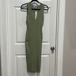 Green bodycon dress.